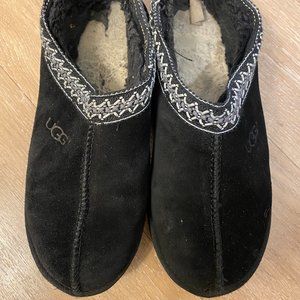 BLACK UGG SLIPPERS SIZE 8